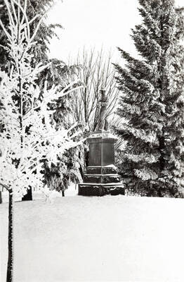1924 photograph of Spanish American War Memorial. Snow covers the scene.