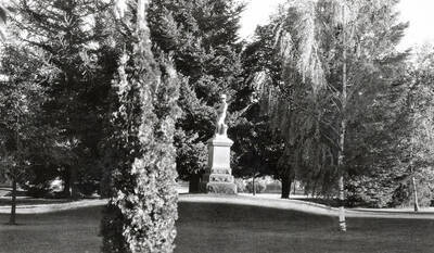 1925 photograph of Spanish American War Memorial. Statue is surrounded by trees.
