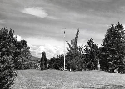1960 photograph of Spanish American War Memorial. American flag in center of image.