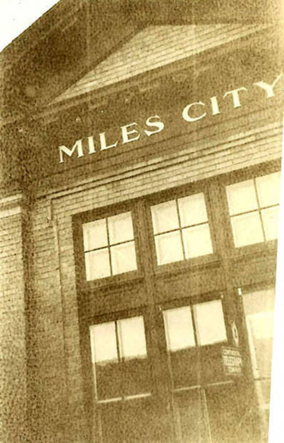 A close shot of the of the 'Miles City' town hall. A sign in the bottom right reads: 'telegraph'.