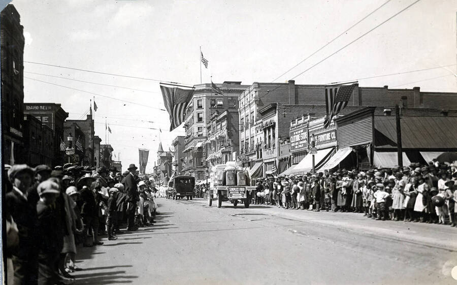 Parade to celebrate the coming of the Union Pacific Railroad main line to Boise