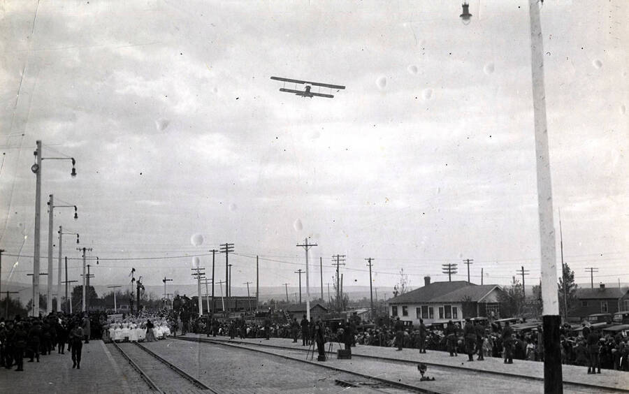 Crowd, airplane, and train at celebration of coming of Union Pacific main line to Boise, Idaho.