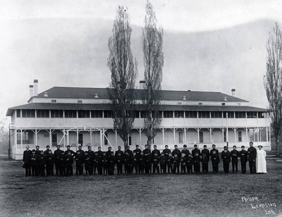 Group in front of building. Fort Lapwai Indian Sanitarium. Idaho.