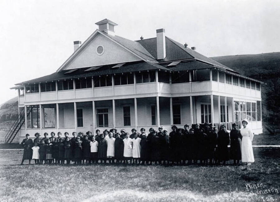 Group in front of building. Fort Lapwai Indian Sanitarium. Idaho.
