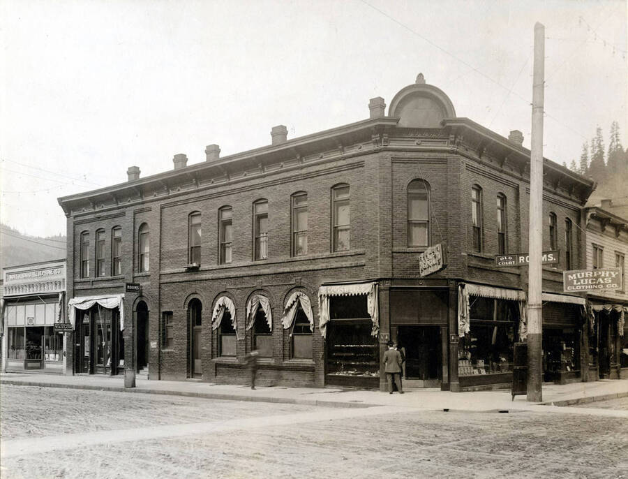 Shows the Murphy Lucas Clothing Co., old court rooms, Otto Huelleman Tailor shop, and North Idaho Telephone Co.