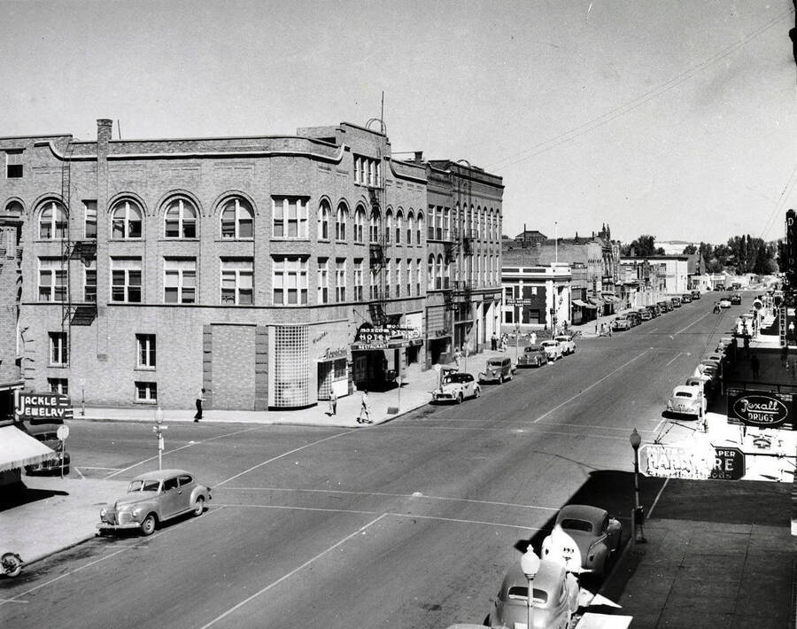 Visible: Moscow Hotel, Creightons, Idaho First National Bank, David's, Carters, Rexall Drugs