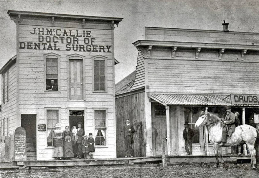 On horse, Old Man Fry and Charley, Jack Fry in front of horse, Reverend Will Craig, Lawyer Kearns in window. L to R: Hired girl, Mrs. McCallie, Dr. McCallie with son, Hugh, Lillian Woodworth, Margaret McCallie Moore