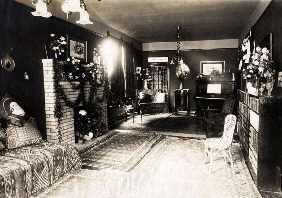 Room in F.F. Johnson home decorated for the reception of President Theodore Roosevelt. Wallace, Idaho.