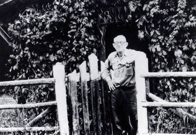 Leslie R. Powelson saying good-bye to friends at his home in Dixie, Idaho.