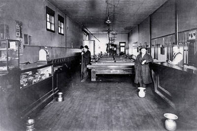Man with cue is Mort Martin; behind the bar is Matt Geary