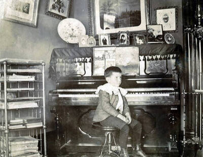 Interior view of R.D. Rogers home on Central Ridge. Peck, Idaho.