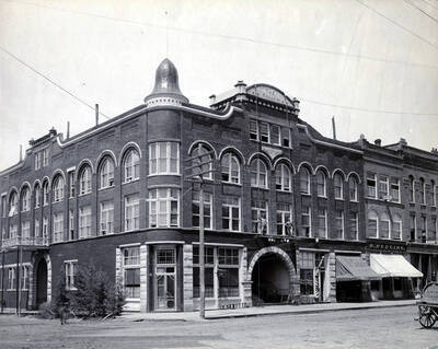 Moscow Hotel (1891- ) at 4th and Main Streets, El Sidelo Cigars and R. Hodgins. Moscow, Idaho.