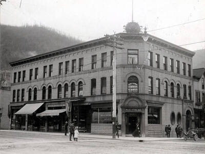 Doctor C.R. Mowery and H.C. Mowery and dental offices upstairs. Also based in building are the Kozy Korner Rooms, Wallace Drug Co., Solberg's Men's Furnishings, and Gibb Jewelry store.