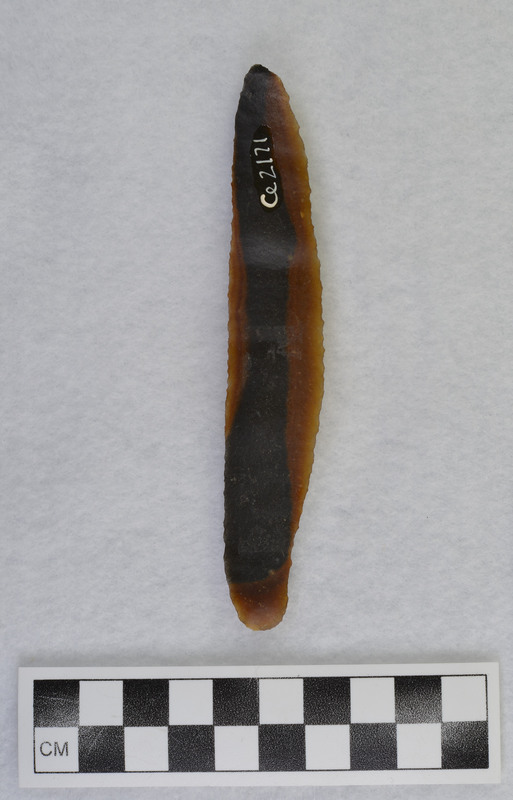 While visiting Donald E. Crabtree at home in Kimberly, Idaho, Francois Bordes created this blade. (GT) There is evidence of pressure flaked margins. Only worked unifacially, the dorsal side is completely pressure flaked.