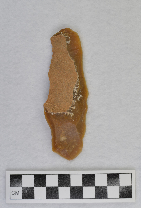 While visiting Donald E. Crabtree at home in Kimberly, Idaho, Francois Bordes created several blades from Ce.2497, using a Danish hammerston technique. Blades were made by grinding platform and using a dragging blow with hammerstone. (GT) Ce.2501 and Ce.2499 can be refit to Ce.2497.