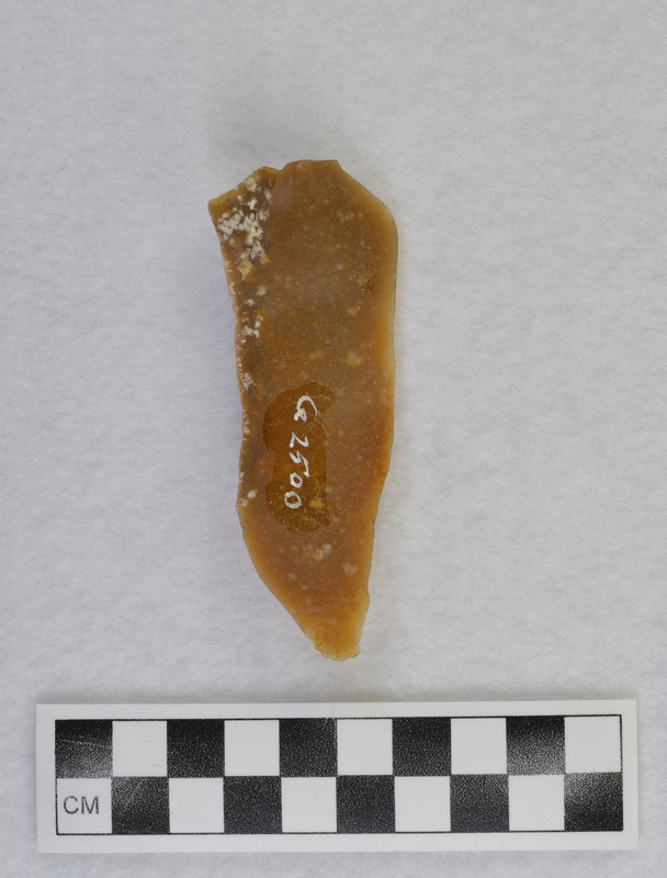 While visiting Donald E. Crabtree at home in Kimberly, Idaho, Francois Bordes created several blades from Ce.2497, using a Danish hammerston technique. Blades were made by grinding platform and using a dragging blow with hammerstone. (GT) Ce.2501 and Ce.2499 can be refit to Ce.2497.