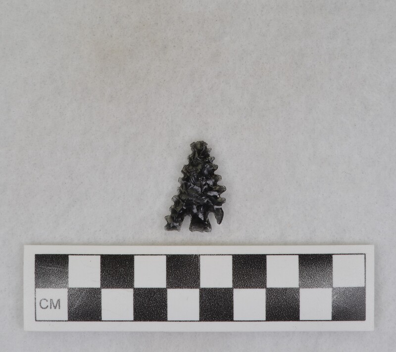 Basal notched, serrated, 1 tang missing, beautiful serrations, corner notched. Tang broken off during notching process. (GT)