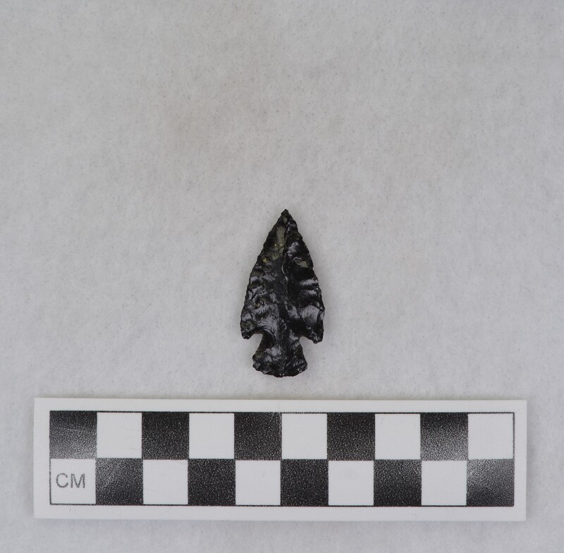 Corner notched, associated w/Ce.4026