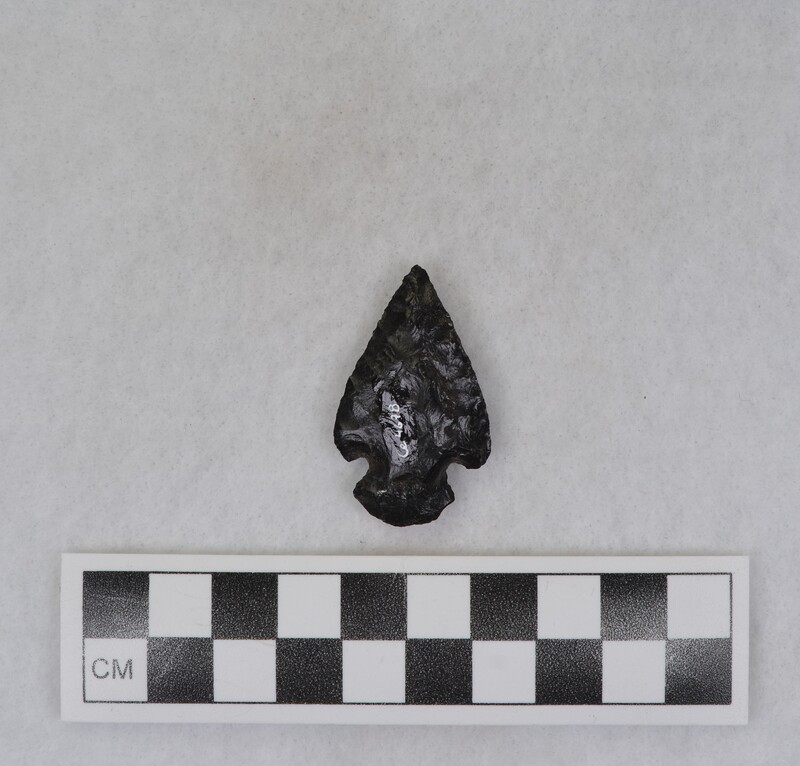 Corner notched, associated w/Ce.4026