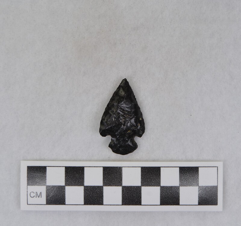 Corner notched, associated w/Ce.4026