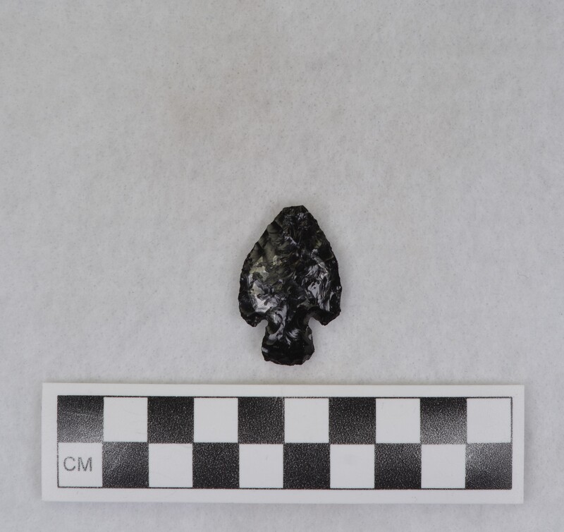 Corner notched, associated w/Ce.4026