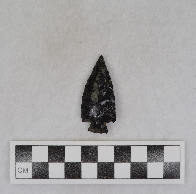 Corner notched, associated w/Ce.4026