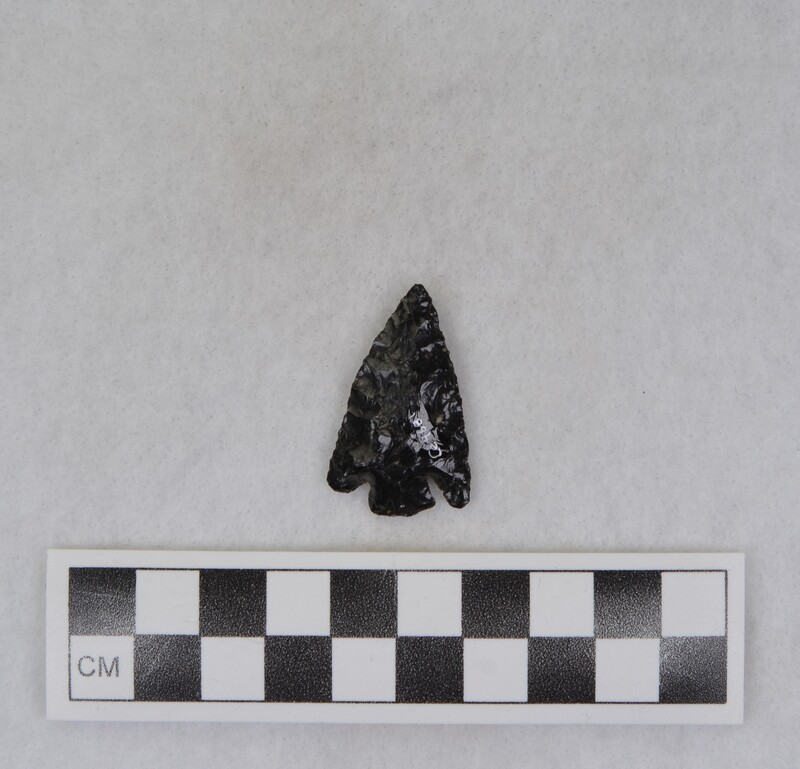 Corner notched, associated w/Ce.4026