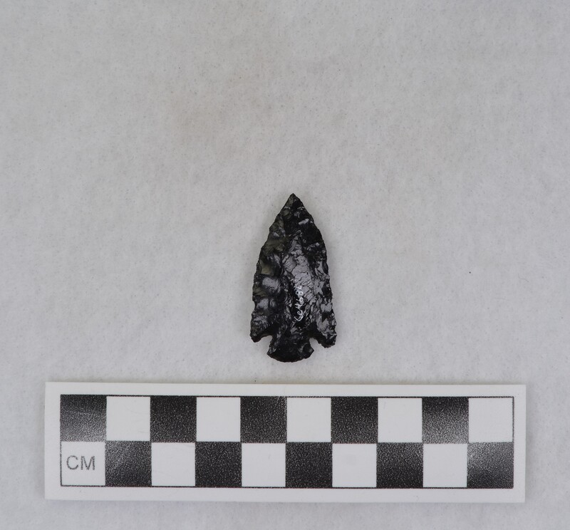 Corner notched, associated w/Ce.4026