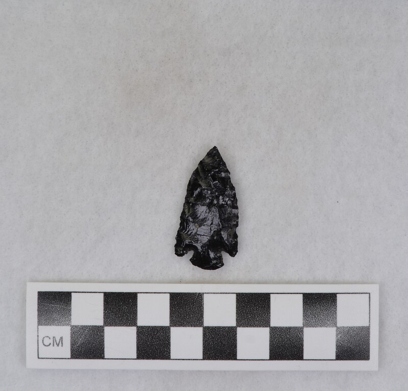 Corner notched, associated w/Ce.4026