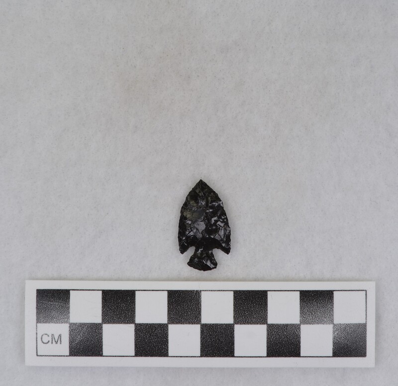 Corner notched, associated w/Ce.4026