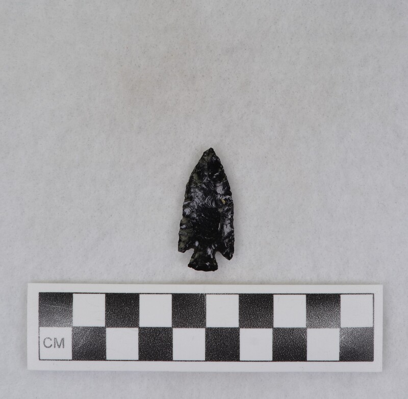 Corner notched, associated w/Ce.4026