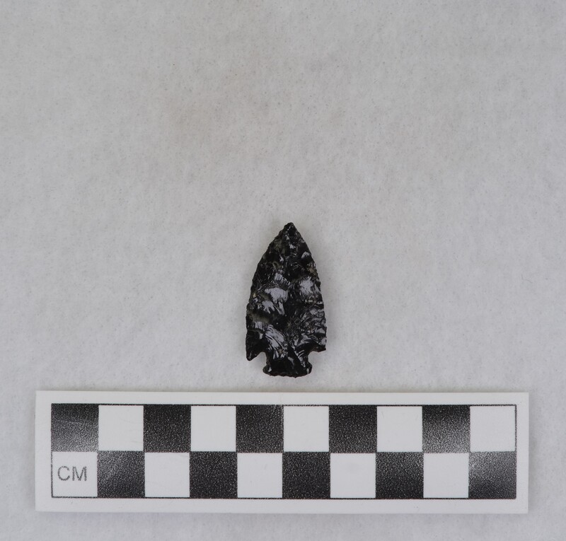 Corner notched, associated w/Ce.4026