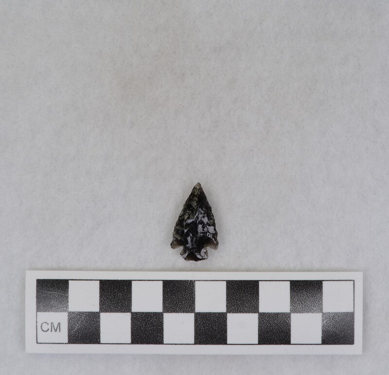 Corner notched, associated w/Ce.4026