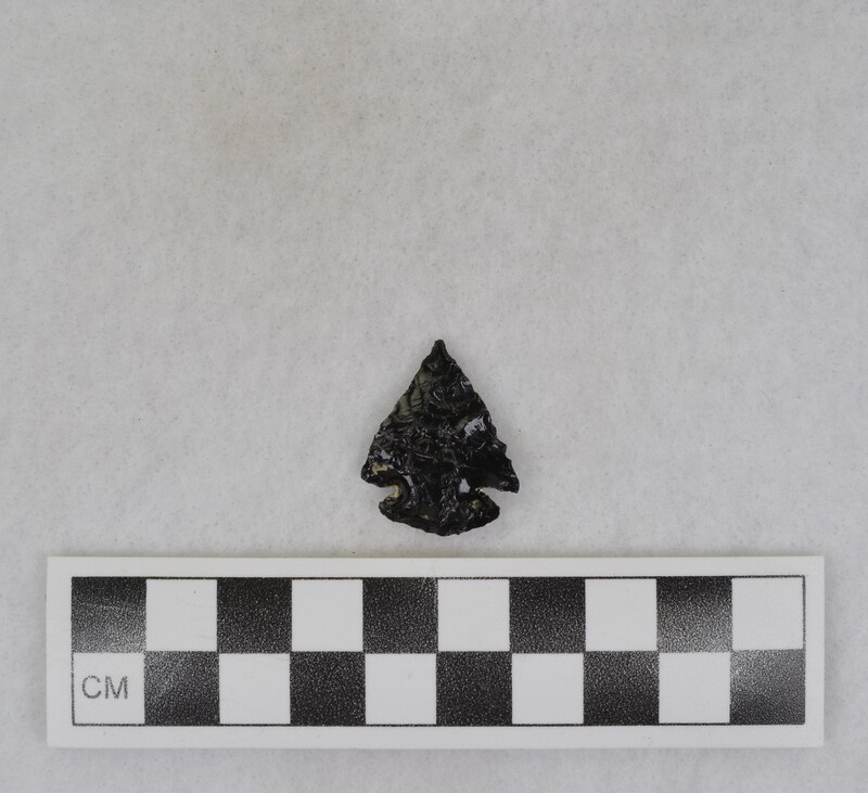 Corner notched, associated w/Ce.4026