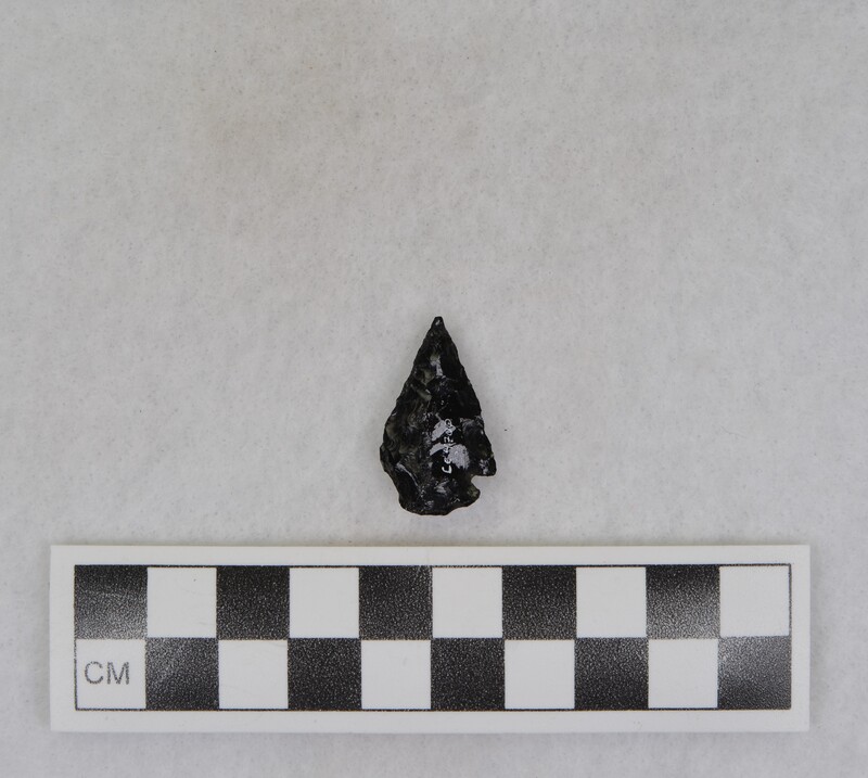 Corner notched, associated w/Ce.4026