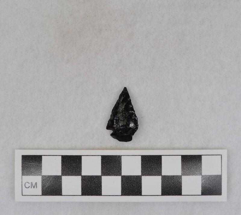 Corner notched, associated w/Ce.4026