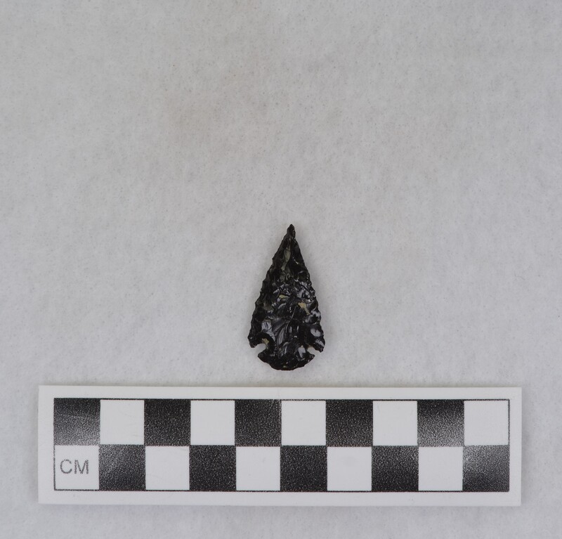 Corner notched, associated w/Ce.4026