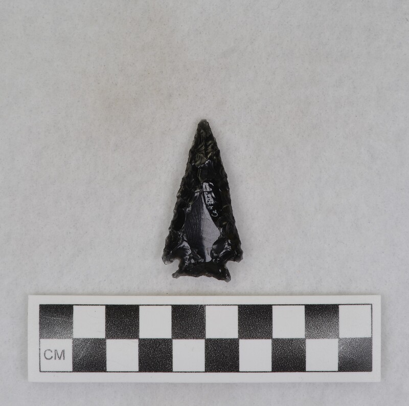 Corner notched, associated w/Ce.4026