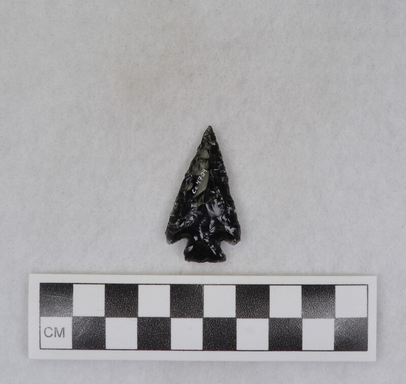 Corner notched, associated w/Ce.4026