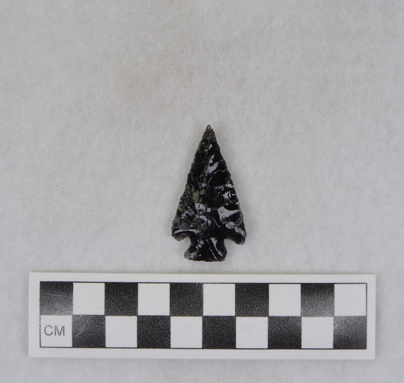 Corner notched, associated w/Ce.4026