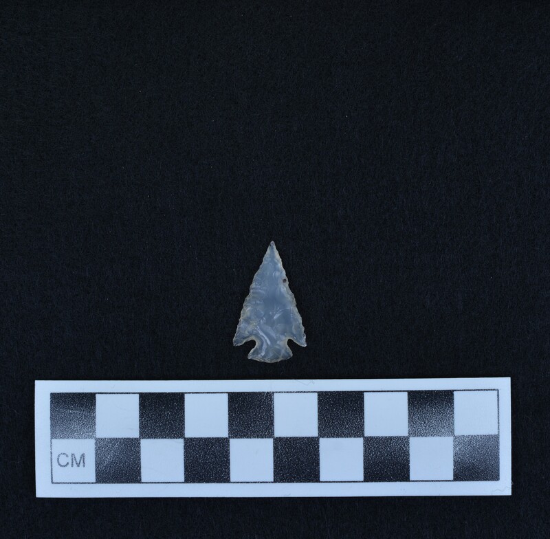 Corner notched, associated w/Ce.4067