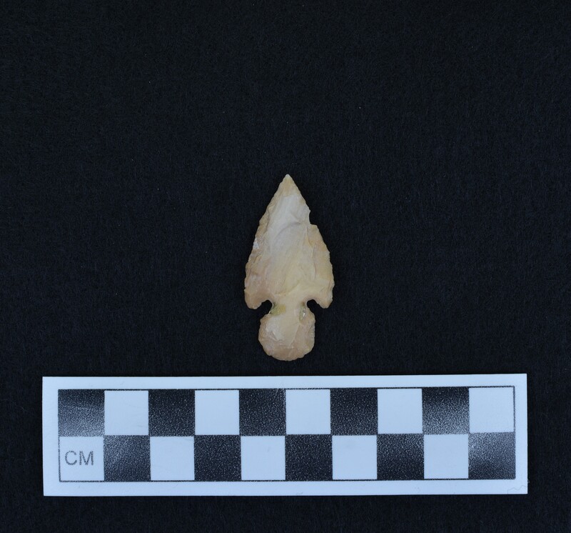 Corner notched, associated w/Ce.4067