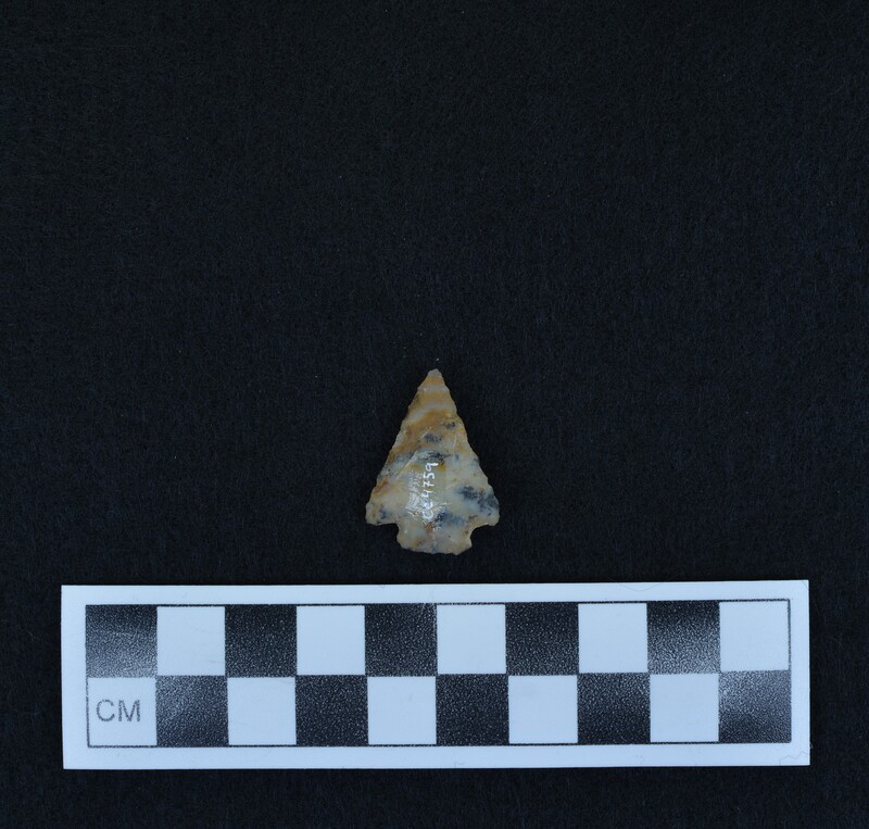 Corner notched, associated w/Ce.4067