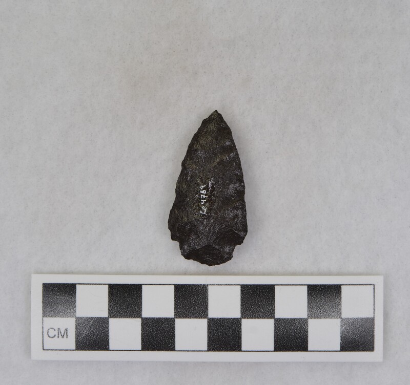 Corner notched, associated w/Ce.4067