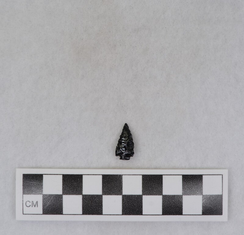 Corner notched, associated w/Ce.4067