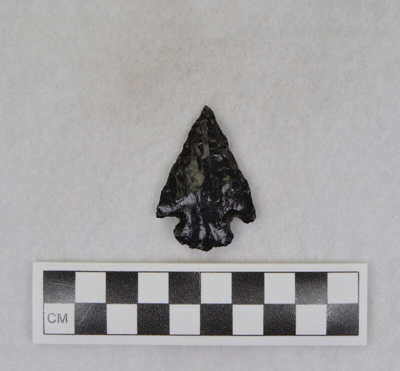 Corner notched, associated w/Ce.7675