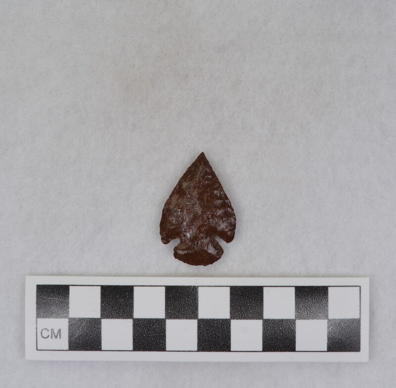 Corner notched, associated w/ Ce.7700