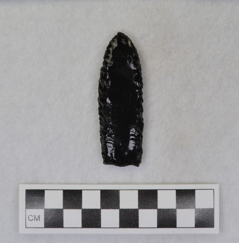 Fluted, mends w/Ce.1077 and Ce.1078