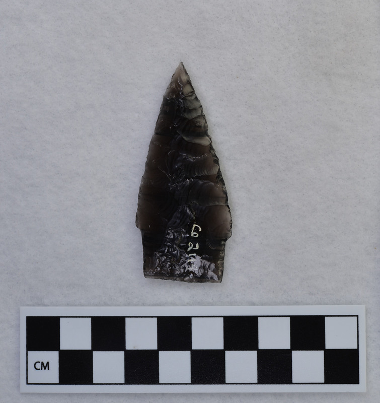 Ground basal margins, collateral flaking