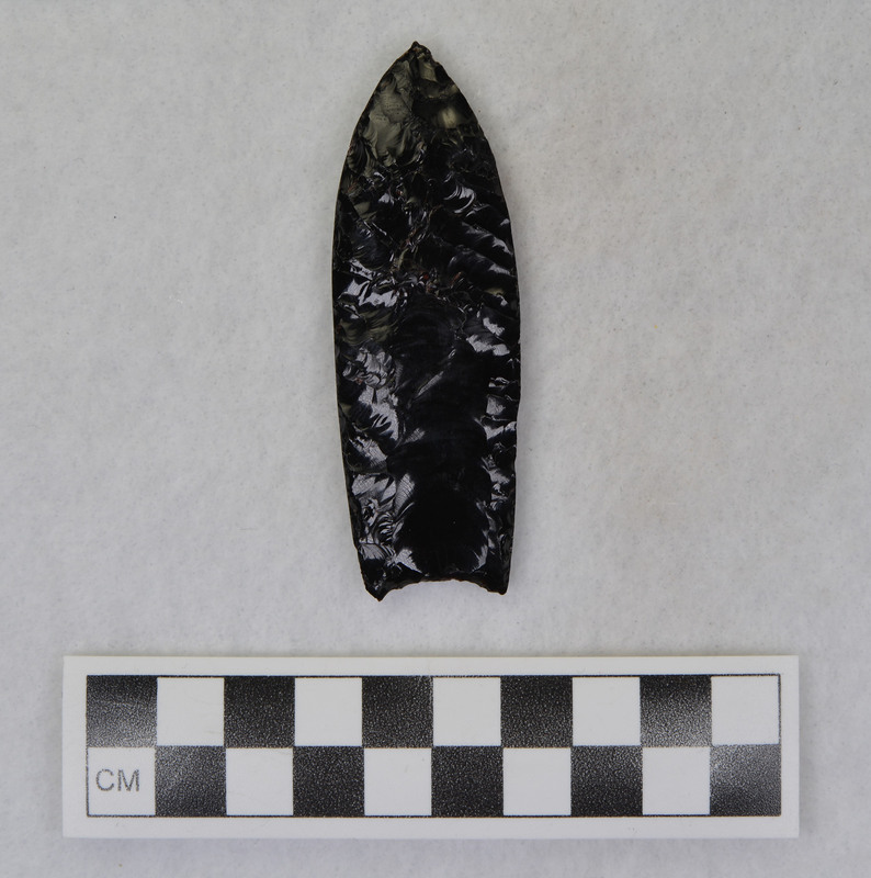 Clovis, ground full length of both margins